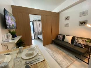 Cozy 1 Bedroom W/ Balcony in the Heart of Makati Vacation rental in Makati