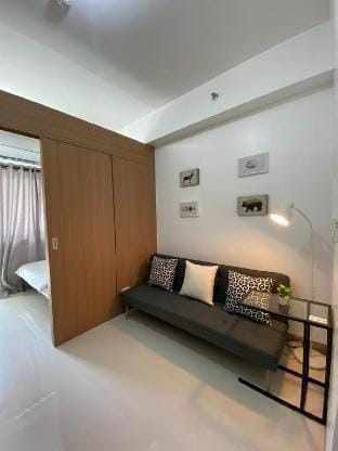 Cozy 1 Bedroom W/ Balcony in the Heart of Makati Vacation rental in Makati