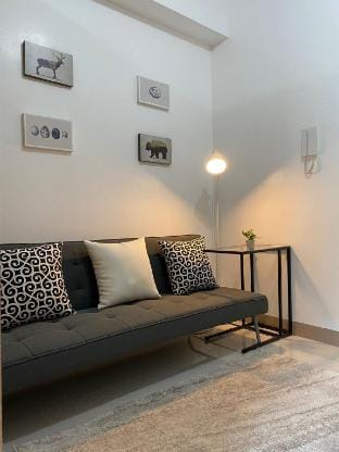Cozy 1 Bedroom W/ Balcony in the Heart of Makati Vacation rental in Makati