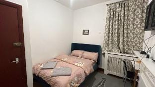 Budget Room in Spacious 4-Bedroom Home Vacation rental in London Borough of Southwark
