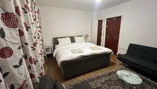 Spacious Room in Large 4BR Home• Super King Bed Vacation rental in London Borough of Southwark