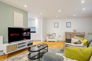 Executive 3-Bed in Canary Wharf –Business Stays Vacation rental in London