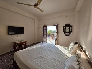 Ghare Stays|2BHK|With PrivateTerrace By Homeyhuts Vacation rental in Udaipur
