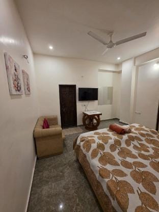 Ghare Stays|2BHK|With PrivateTerrace By Homeyhuts Vacation rental in Udaipur