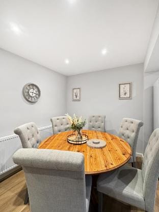 Sleeps 6 3bedroom House, Harlaxton Garden Driveway Vacation rental in South Kesteven District