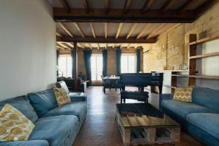 Élégance et Confort sur les Quais - Vue Garonne Vacation rental in Bordeaux
