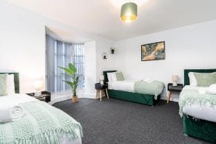 Spacious 5Bed 2Bath House with driveway and garden Vacation rental in Sheffield