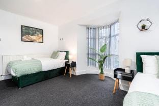 Spacious 5Bed 2Bath House with driveway and garden Vacation rental in Sheffield