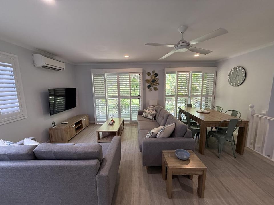 The Palms - Beach Retreat with Pool, Garden, BBQ Vacation rental in Toogoom