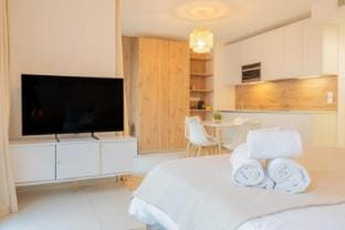 Spacious studio a/c 2P - Place des Lices Hotel in Saint-Tropez
