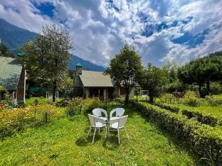 Leela huts 2-bhk entire hut with inside fireplace Villa in Manali