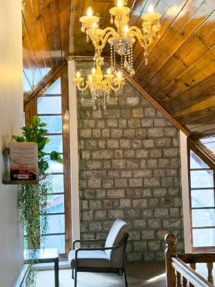 Leela huts 3-bhk entire hut with inside fireplace. Villa in Manali