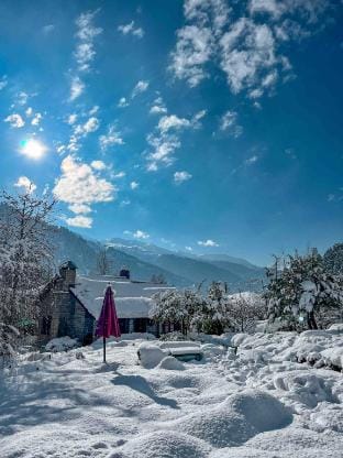 Leela huts 3-bhk entire hut with inside fireplace. Villa in Manali