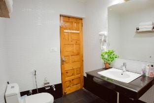 Leela huts 2-bhk entire hut with inside fire place Villa in Manali