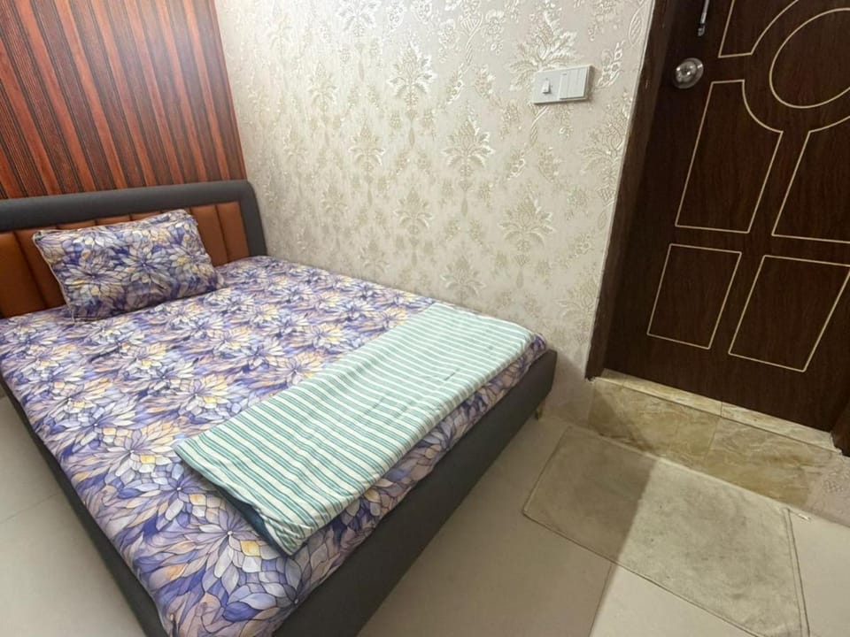 AC DELUXE RoOM NEAR SQUARE HOSPITAL Apartment in Dhaka