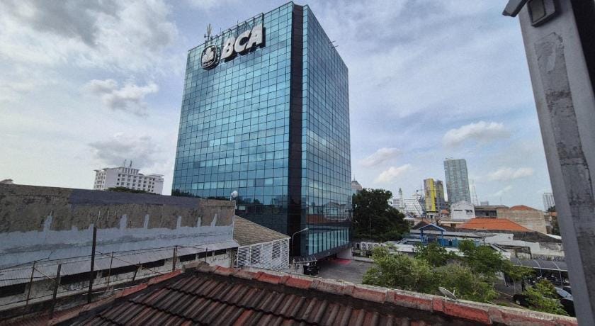 Homey Guesthouse near Tunjungan Plaza Syariah Bed and Breakfast in Surabaya