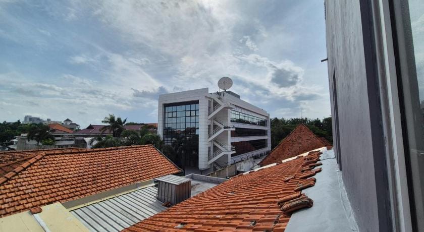 Homey Guesthouse near Tunjungan Plaza Syariah Bed and Breakfast in Surabaya