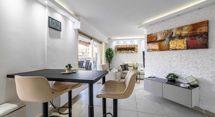 Apt with terrace and sea view, 2min from the beach Apartment in Antibes