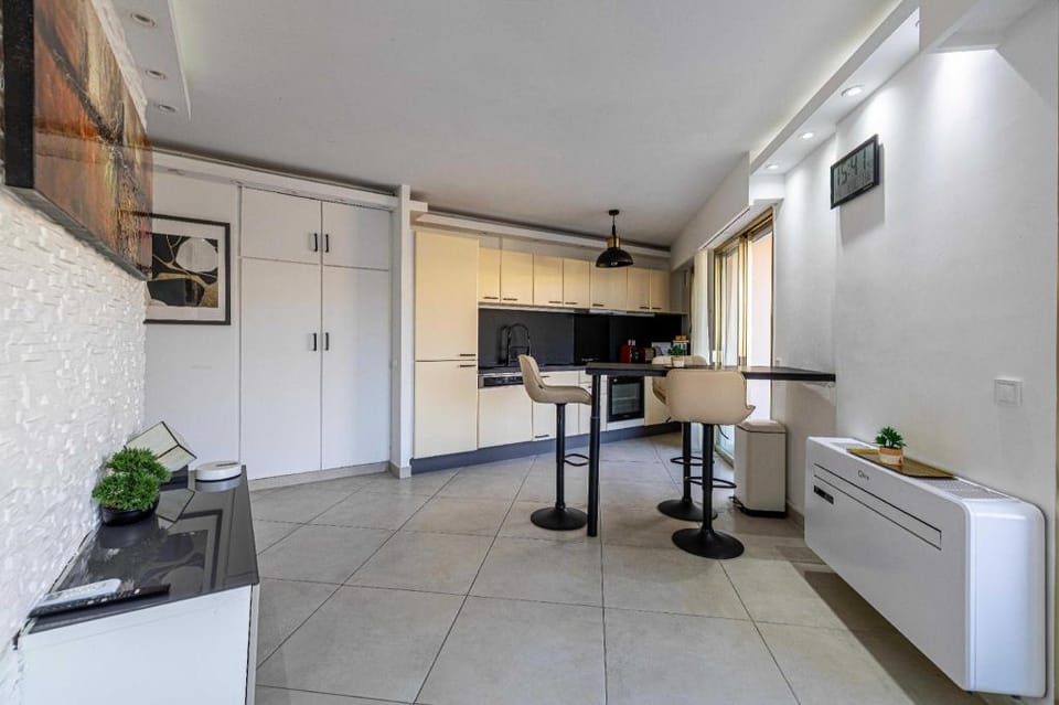 Apt with terrace and sea view, 2min from the beach Apartment in Antibes