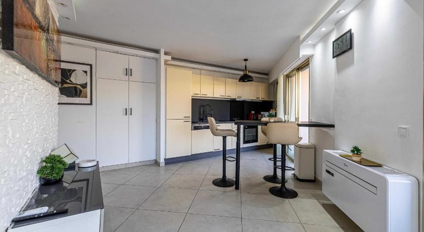 Apt with terrace and sea view, 2min from the beach Apartment in Antibes