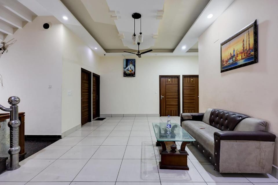 Collection O Ambedkar Chowk Formerly Hotel Paras Inn Hotel in Punjab, India
