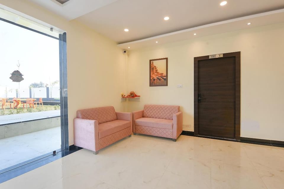 FabHotel Haritaj Hotel in Uttar Pradesh