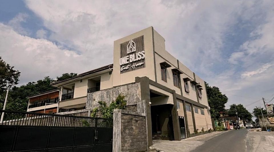 One Bliss Guest House by Calli Rooms Hotel in East Java