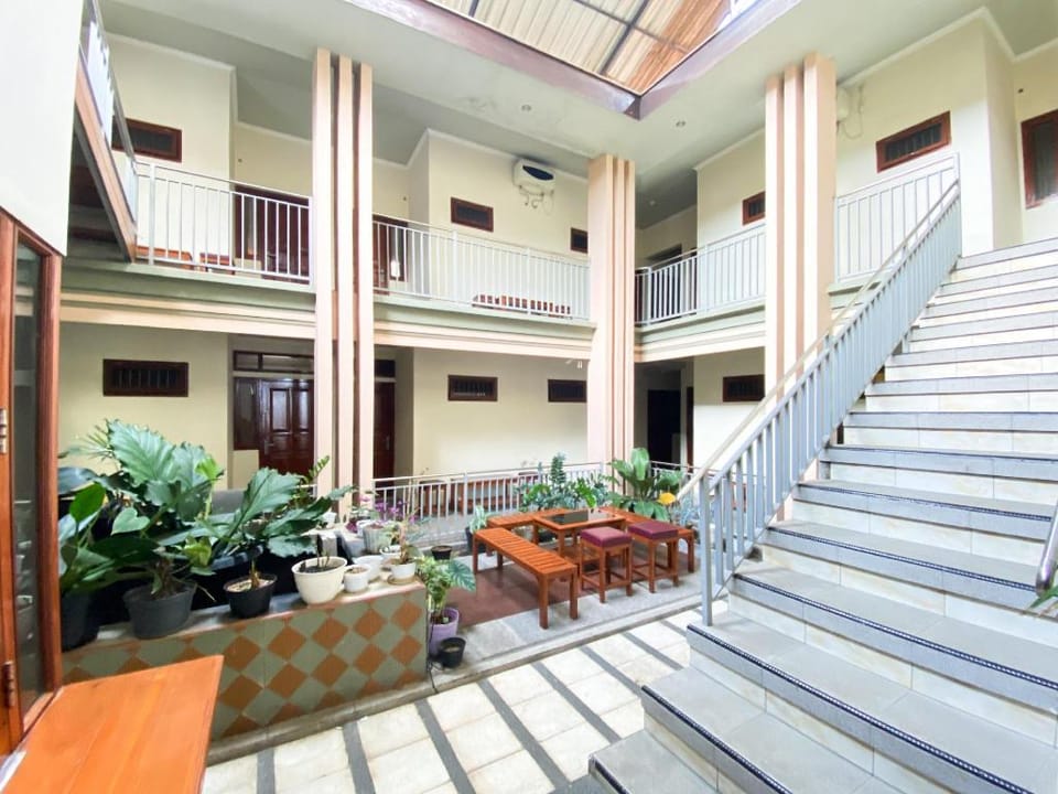 Rimbaku Homestay Syariah near Alun Alun Batu RedPartner Hotel in Batu
