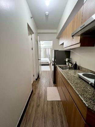 Hotel-Style Resort Condo w/ Balcony Apartment in Las Pinas