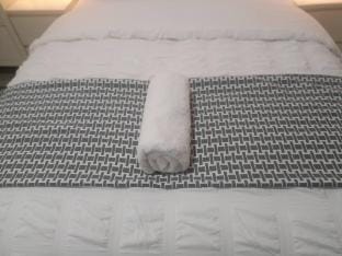 Modern  Stylish Retreat  15 Mins to Central London Apartment in Barking