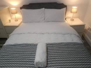 Modern  Stylish Retreat  15 Mins to Central London Apartment in Barking