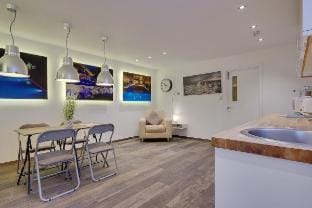 The White House Apartment in Poole