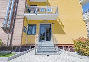 Comfy & Chic near Universita IULM & Famagosta Apartment in Milan