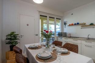 Vivi Milano · 5BR with Terrace & Free Parking Apartment in Milan