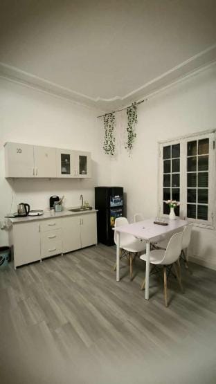 Deluxe Balcony 45m2| 5 min to Swot Lake| Netflix,bếp Apartment in Hanoi