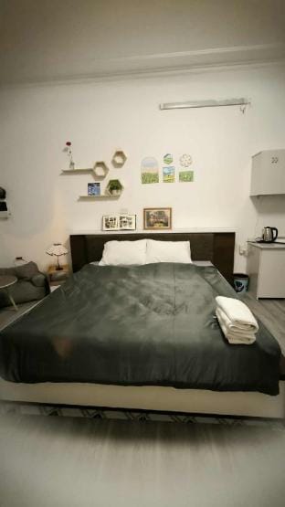 Deluxe Balcony 45m2| 5 min to Swot Lake| Netflix,bếp Apartment in Hanoi