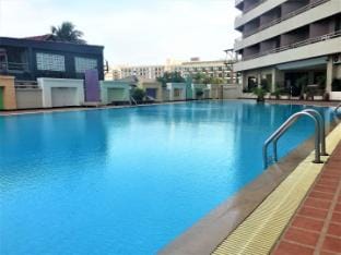 Cozy Studio with Pool View in Vibrant Jomtien Apartment in Pattaya City
