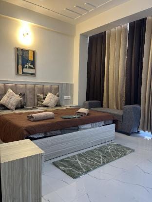Mountain View -Branded Residency Entire Flat 2 King Beds 2 Washrooms  Lift Parking Kitchen Tapovan Apartment in Rishikesh