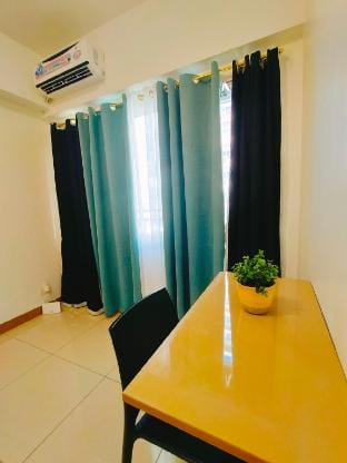 Family 2BR Condo SM Southmall Amenity View Balcony Vacation rental in Las Pinas