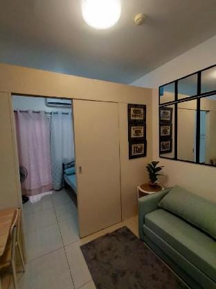 Cozy 1br Topmost floor mall view with Netflix Vacation rental in Las Pinas