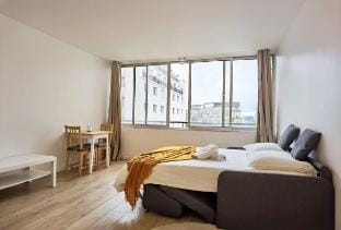 Quiet City Escape by Porte de Versailles/Elevator Vacation rental in Vanves