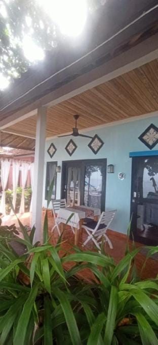 Blue House, Strandhauser Amed Vacation rental in Abang