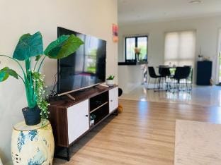 Resort Style Townhouse with Spacious kids' Sunroom Vacation rental in Rozelle