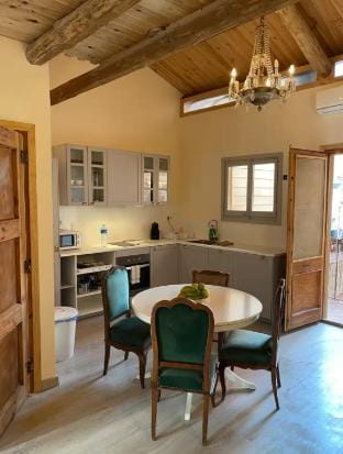 Cosy mountain cabin in the city with patio & pool Vacation rental in L'Hospitalet de Llobregat