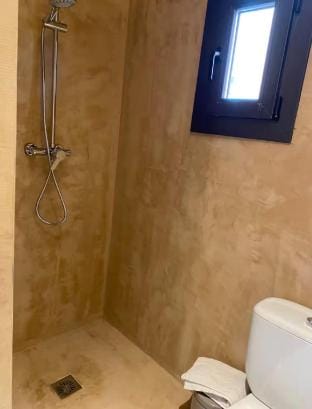 Cosy mountain cabin in the city with patio & pool Vacation rental in L'Hospitalet de Llobregat