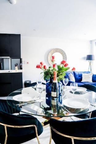 Bright 1-Bed Flat – Free WiFi & Parking Vacation rental in Staines-upon-Thames