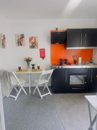 Stylish 2-Bed Apartment with Outdoor Patio Space Vacation rental in Southampton