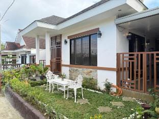 Cozy Tagaytay loft 2BR, fits 2–10, near spots cozy Vacation rental in Tagaytay