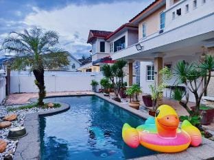 sunway lost world ipoh pool villa 23 pax 6br6bath Vacation rental in Ipoh