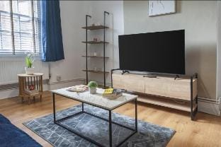 Modern: 2BR Flat Near Queen Mary Uni + Tube Access Vacation rental in London Borough of Hackney